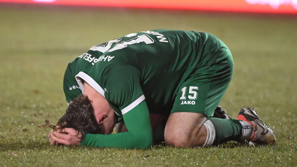 Fussball : Neuruppin, Fussball Brandenburgliga MSV Neuruppin - Grün-Weiss Ahrensfelde, Tamino Marker am Boden nach dem 2 : 1
FOTO BENK 28.11.2025