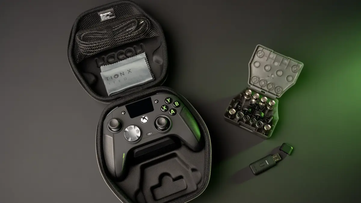 Nacon Revolution X Unlimited. Das Komplett-Paket mit Gewichten und Ladeschale.