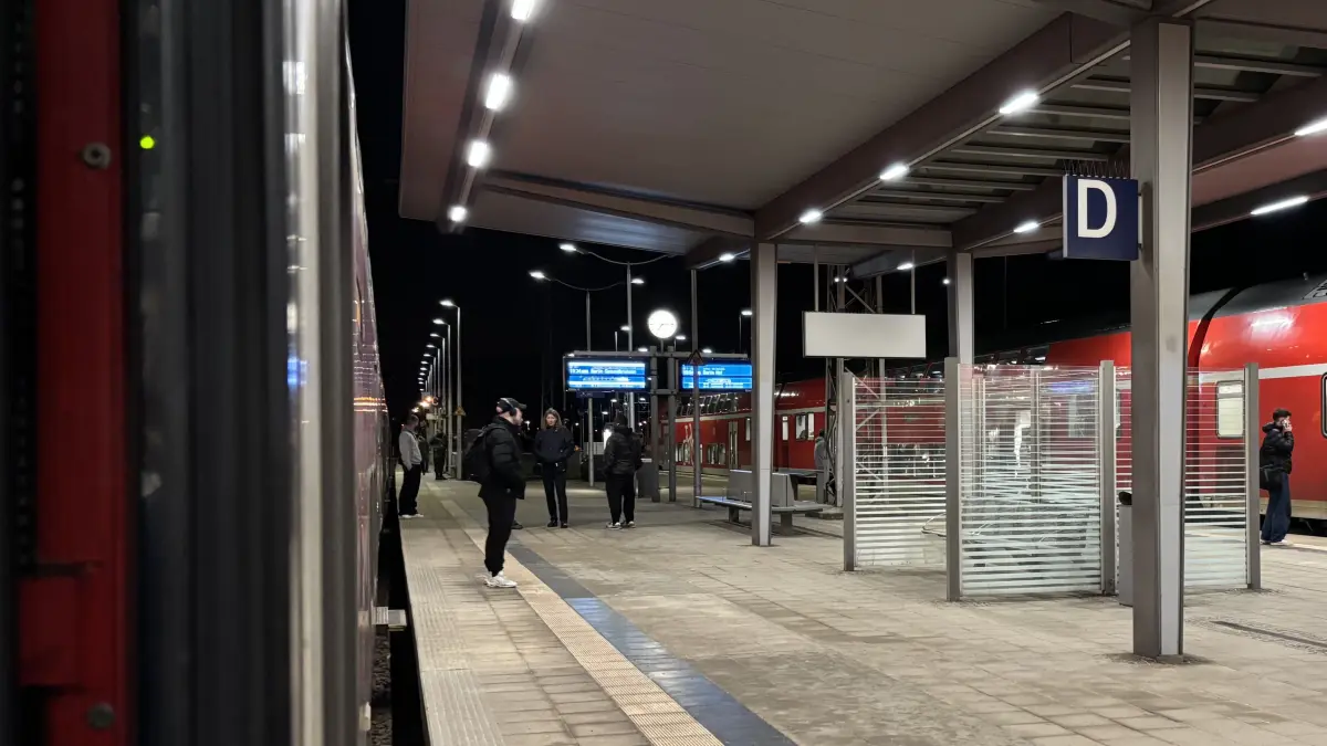 Mehrere Züge der Linien RE3 und RB24 stauten sich am Freitagabend, 28.11.25, in Eberswalde.