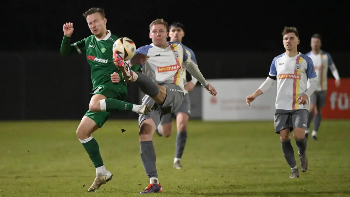 Fussball : Neuruppin, Fussball Brandenburgliga MSV Neuruppin - Grün-Weiss Ahrensfelde, Alexander Eirich gegen Dominik Horstmann v.r. weiter Torschütze Anton Bryzhchuk r. und Dominik Lehmphuhl h.l.
FOTO BENK 28.11.2025