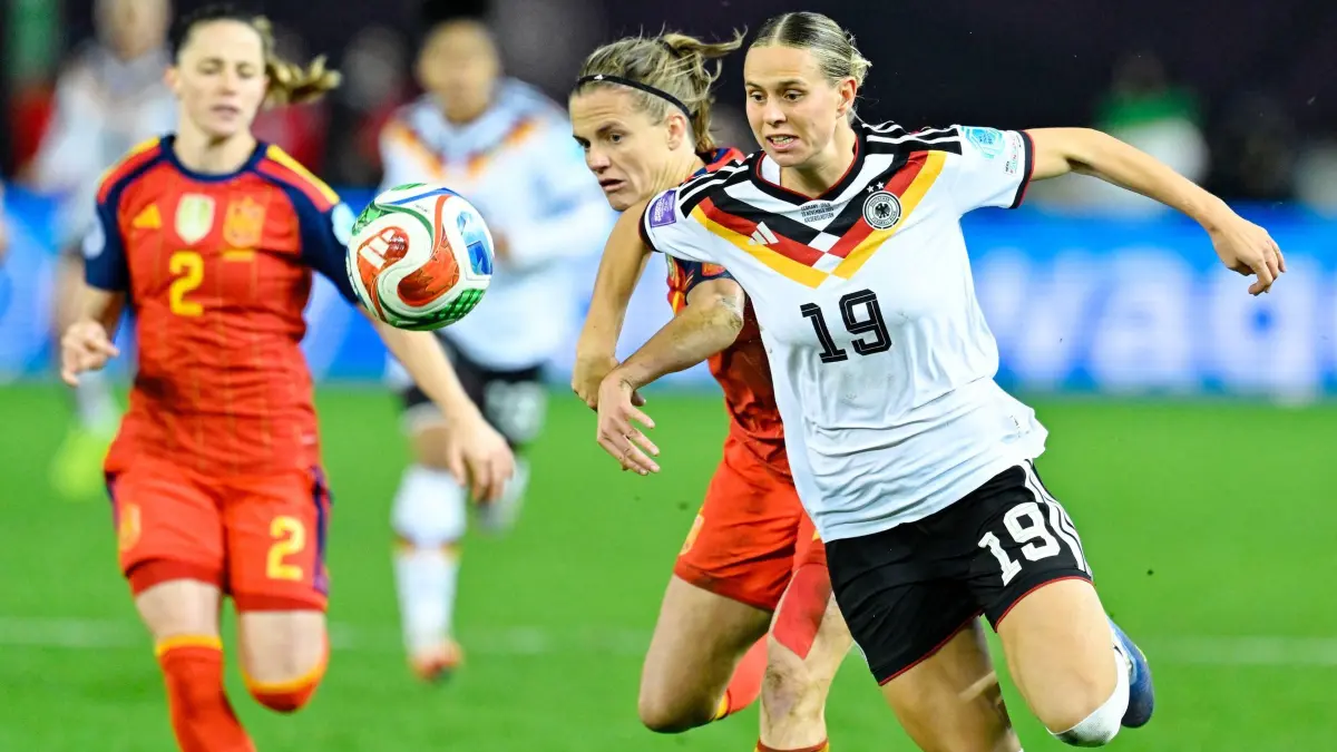 Deutschland - Spanien: 28.11.2025, Rheinland-Pfalz, Kaiserslautern: Fußball, Frauen: Nations League A Frauen, Deutschland - Spanien, Play-off-Runde, Finale, Hinspiele, Fritz-Walter-Stadion. Klara Bühl (r, Deutschland) und Irene Paredes (2.v.r., Spanien) kämpfen um den Ball. Foto: Uwe Anspach/dpa +++ dpa-Bildfunk +++
