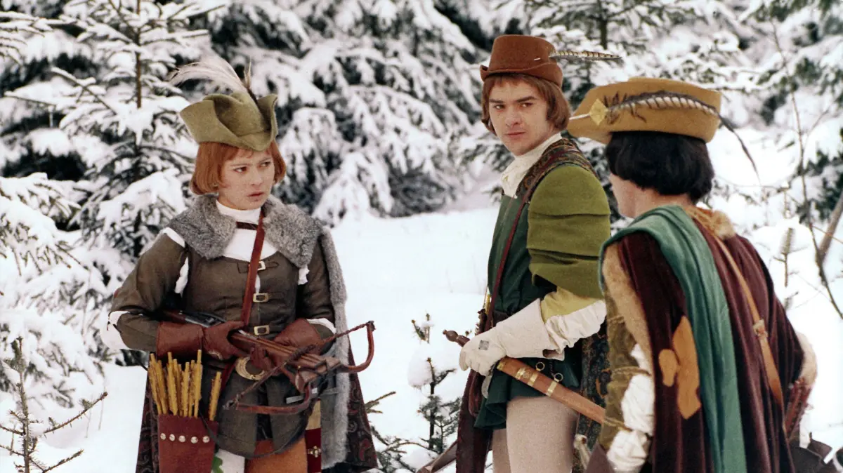 Ganz oft „Aschenbrödel“ im Fernsehen: HANDOUT - Als Jäger verkleidet, schießt Aschenbrödel (Libuse Safrankova) im Film "Drei Haselnüsse für Aschenbrödel" mit dem Prinzen (Pavel Travnicek, r) um die Wette (undatierte Filmszene). Der Märchenfilm «Drei Haselnüsse für Aschenbrödel» von 1973 - eine Koproduktion der damaligen CSSR und DDR - ist zur Weihnachtszeit Kult. Das Erste zeigt den Film am 24.12.2017 um 12.05 Uhr und am 25.12.2017 um 10.05 Uhr. (zu dpa "Ganz oft «Aschenbrödel» im Fernsehen" vom 14.12.2017) ACHTUNG: Verwendung nur für redaktionelle Zwecke im Zusammenhang mit der Berichterstattung über die genannten Film und nur bei Urheber-Nennung Foto: WDR/DRA/dpa +++ dpa-Bildfunk +++