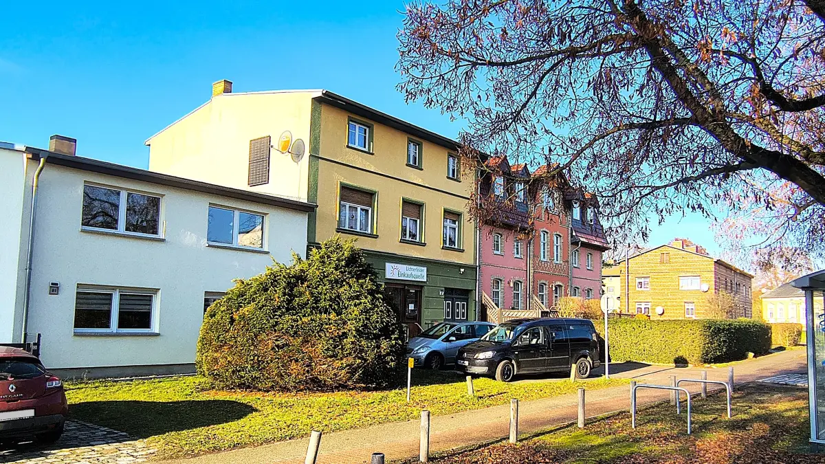 Die Lichterfelder Einkaufsquelle (grüne Fassade) in der Eberswalder Straße. Von hier aus ist es nicht weit zur Clara-Zetkin-Siedlung in Eberswalde.
