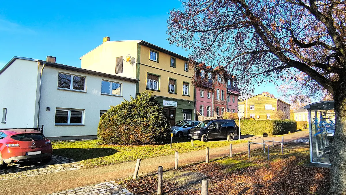 Die Lichterfelder Einkaufsquelle (grüne Fassade) in der Eberswalder Straße. Von hier aus ist es nicht weit zur Clara-Zetkin-Siedlung in Eberswalde.