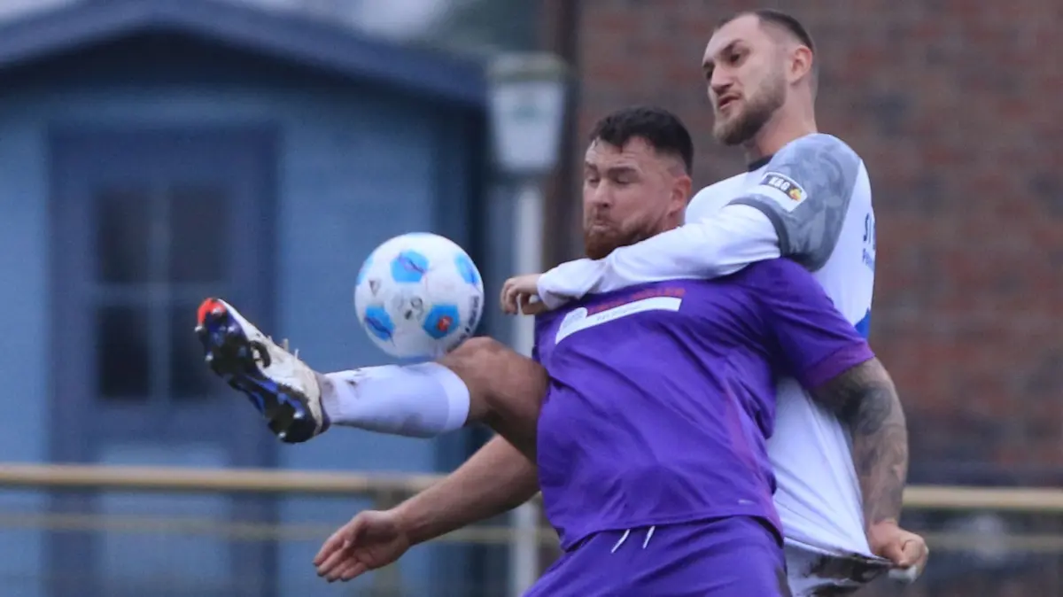 Fußball Brandenburgliga SV Altlüdersdorf gegen SV Petershagen-Eggersdorf 3:0 (1:0), Lukas Bianchini (in Blau) gegen William Dittrich