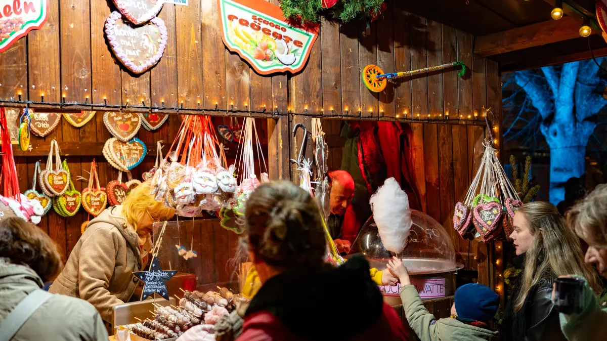 Zuckerwatte, gebrannte Mandeln und Liebesäpfel sind der Renner auf dem Eberswalder Weihnachtsmarkt. Natürlich ebenso wie Bratwurst und Glühwein. Viele weihnachtliche Leckereien sind aber teurer geworden.