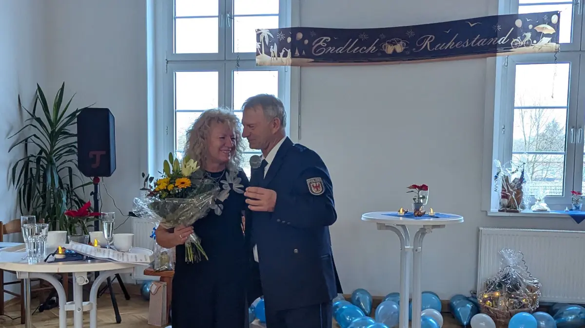 Dankbar für den Rückhalt: Polizist Uwe Lehmpfuhl mit Frau Rita bei seiner Verabschiedung aus dem Polizeidienst.