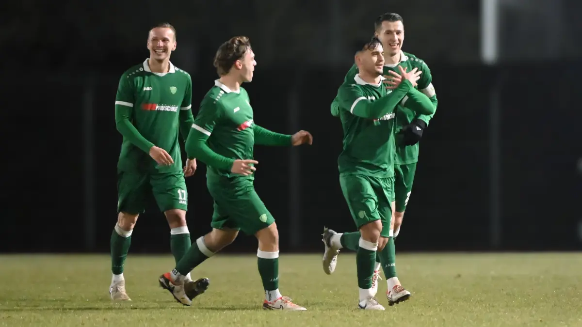 Fussball : Neuruppin, Fussball Brandenburgliga MSV Neuruppin - Grün-Weiss Ahrensfelde, Gabriel Telushi v.r. freut sich über sein Tor, mit ihm v.l. Alexander Eirich, Tamino Marker und Robin Mannsfeld
FOTO BENK 28.11.2025