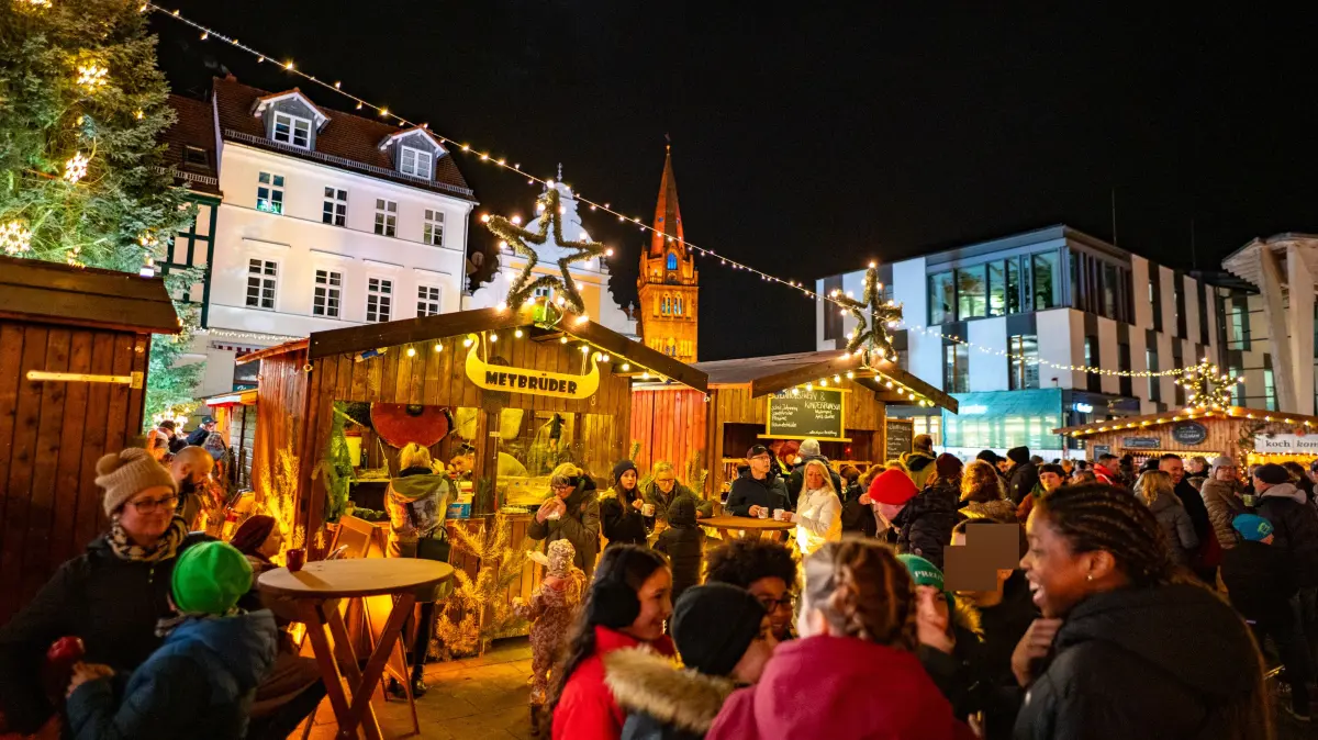 Die Metbrüder sind junge Mittelalter-Fans aus Angermünde und Berlin, die zum ersten mal auf dem Eberswalder Weihnachtsmarkt dabei sind.