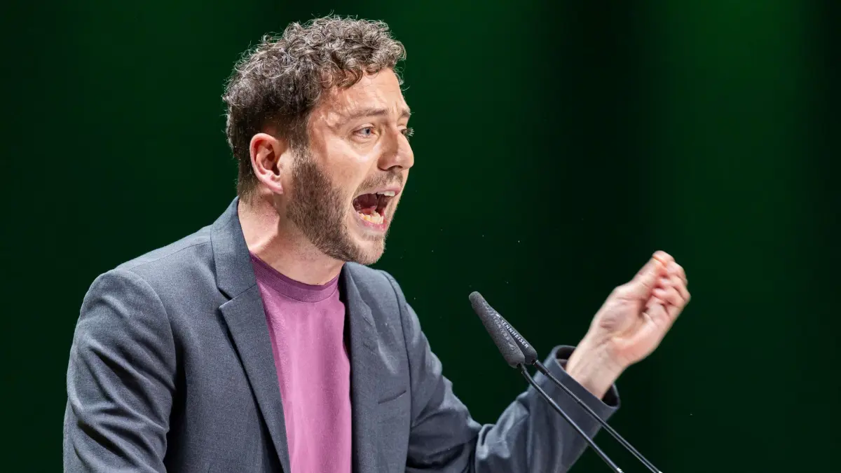Bundesparteitag Bündnis 90/Die Grünen: 29.11.2025, Niedersachsen, Hannover: Felix Banaszak (Bündnis 90/Die Grünen), Bundesvorsitzender, spricht beim Bundesparteitag von Bündnis 90/Die Grünen. Foto: Michael Matthey/dpa +++ dpa-Bildfunk +++