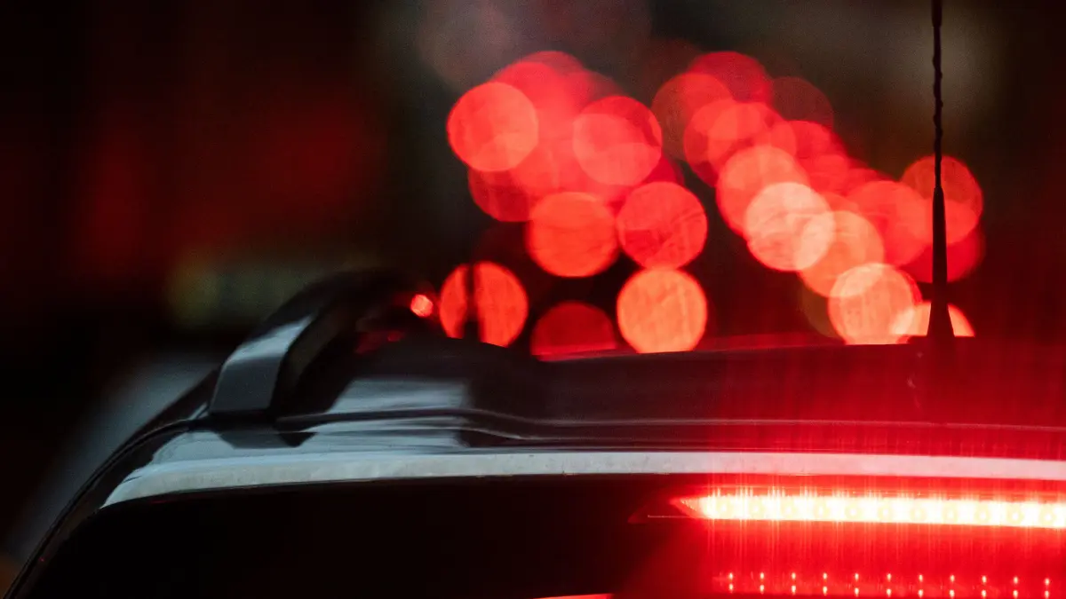 Autos stehen auf einer Zufahrtsstraße in die Stuttgarter Innenstadt im Stau. Die Gewerkschaft Verdi erhöht im Tarifkonflikt des öffentlichen Dienstes den Druck. Pendlern und Schülern drohen massive Behinderungen auf dem Weg zur Arbeit und zum Unterricht. In Stuttgart, Heilbronn, Baden-Baden und Karlsruhe bleiben Bahnen und Busse den ganzen Tag im Depot. +++ dpa-Bildfunk +++