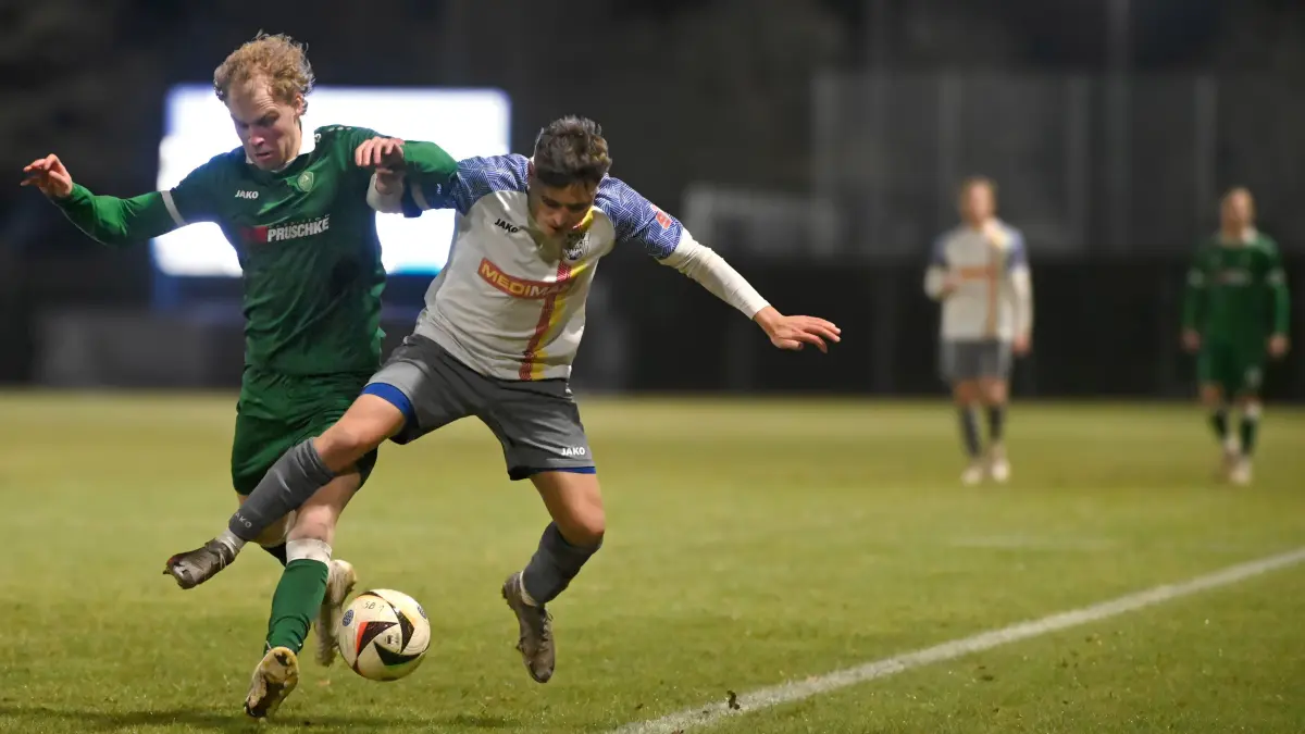 Fussball : Neuruppin, Fussball Brandenburgliga MSV Neuruppin - Grün-Weiss Ahrensfelde, Leandro Rodriguez Weber gegen Anton Bryzhchuk r.
FOTO BENK 28.11.2025