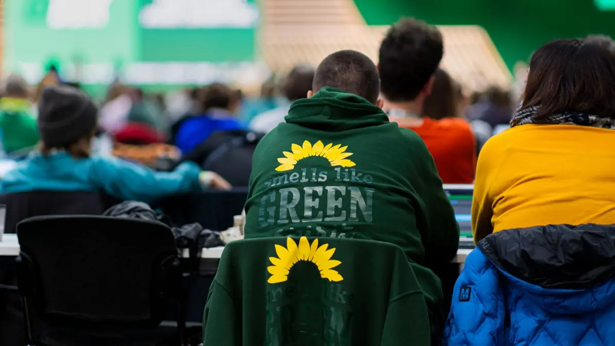 Bundesparteitag Bündnis 90/Die Grünen: 29.11.2025, Niedersachsen, Hannover: Ein Delegierter mit einem Pullover mit der Aufschrift «Smells like Green Spirit» sitzt beim Bundesparteitag von Bündnis 90/Die Grünen. Foto: Michael Matthey/dpa +++ dpa-Bildfunk +++