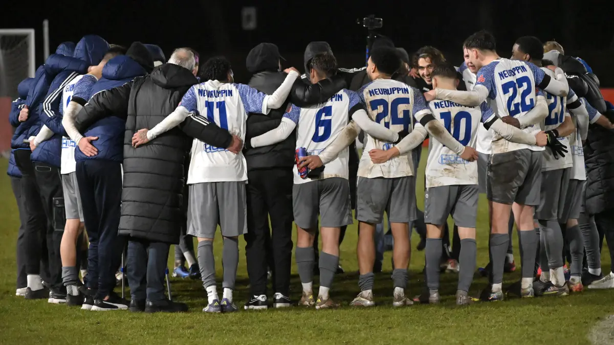 Fussball : Neuruppin, Fussball Brandenburgliga MSV Neuruppin - Grün-Weiss Ahrensfelde, Unternehmen Aufstieg geht in die nächste Runde, wenn 7 Stammspieler fehlen, ein Spiel gedreht durch unbedingten Willen, dann kann dieser am Ende verdient sein
FOTO BENK 28.11.2025
