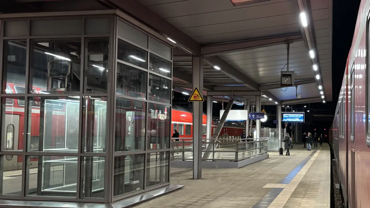 Mehrere Regionalzüge blieben am Freitagabend (28.11.2025) am Bahnhof in Eberswalde hängen, weil die Polizei händeringend nach einem Mann am Gleis suchte.