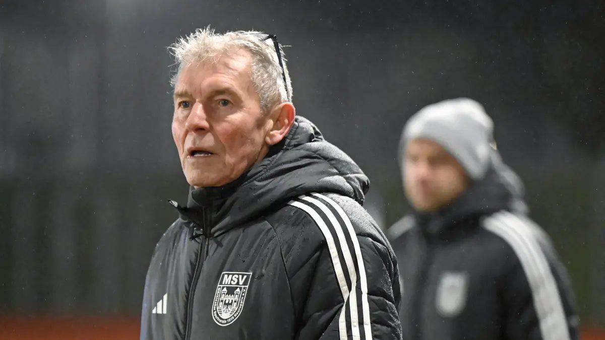 Fussball : Neuruppin, Fussball Brandenburgliga MSV Neuruppin - Grün-Weiss Ahrensfelde, Trainer Dietmar Demuth
FOTO BENK 28.11.2025