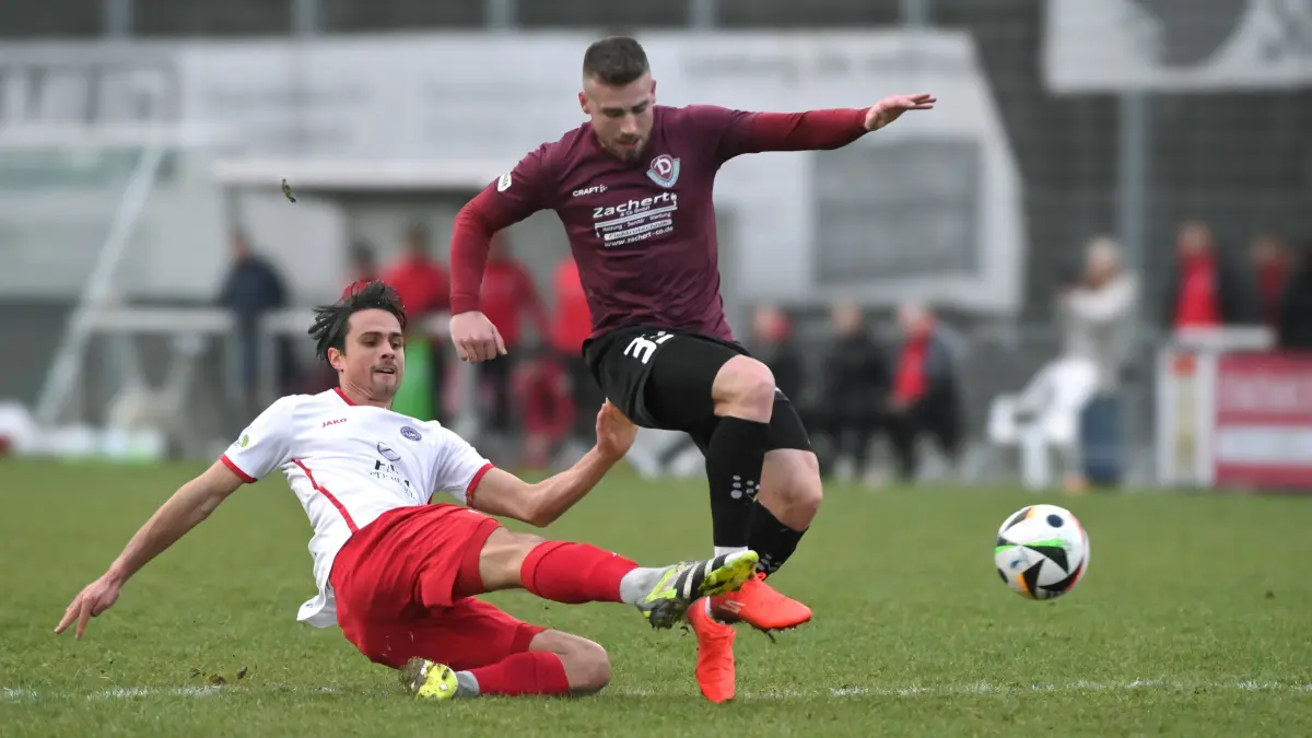 Fussball : Schwerin Lankow, Fussball Punktspiel in der NOFV Oberliga Nord, Dynamo Schwerin - Union Klosterfelde, Marvin Runge vor Emil Ian Marley Gustavus
FOTO BENK 29.11.2025