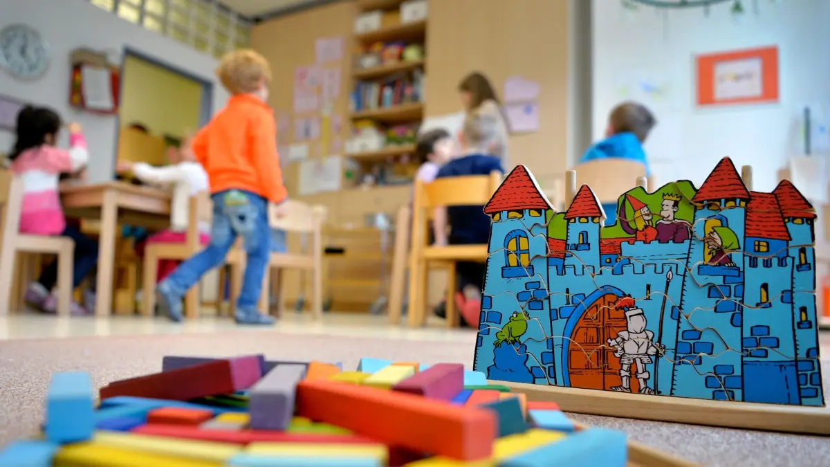 ARCHIV - 18.04.2016, Nordrhein-Westfalen, Düsseldorf: Spielzeug liegt in einer Kindertagesstätte auf dem Boden. (zu dpa: «Sachsens Kita-Bedarf sinkt - doch Lücke bleibt») Foto: Monika Skolimowska/dpa +++ dpa-Bildfunk +++