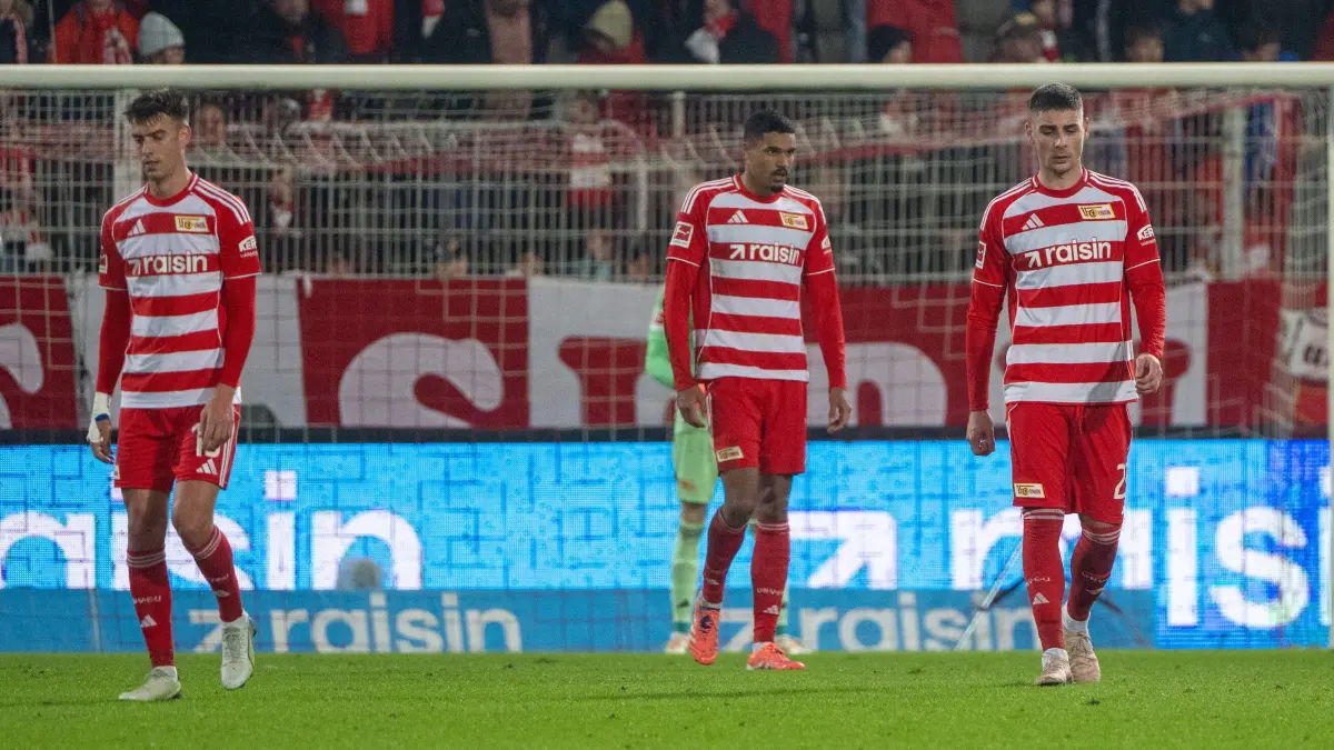1.BL 1. FC Union - 1. FC Heidenheim 2025/26: Fußball, Herren, Saison 2025/2026, 1. Bundesliga (12. Spieltag), 1. FC Union Berlin - 1. FC Heidenheim (1:2), v. l. Janik Haberer (1. FC Union Berlin), Danilho Doekhi (1. FC Union), Andrej Ilic (1. FC Union Berlin), Enttäuschung nach Abpfiff, 29.11.2025, Foto: Matthias Koch