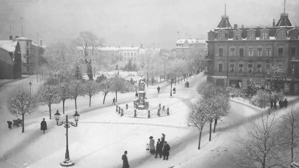 Fürstenwalde im Winter: der Denkmalsplatz, heute der Platz am Stern, um 1900.
