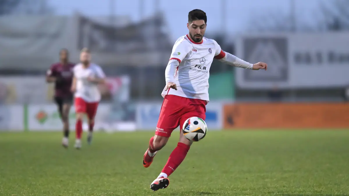 Fussball : Schwerin Lankow, Fussball Punktspiel in der NOFV Oberliga Nord, Dynamo Schwerin - Union Klosterfelde, Caner Özcin
FOTO BENK 29.11.2025