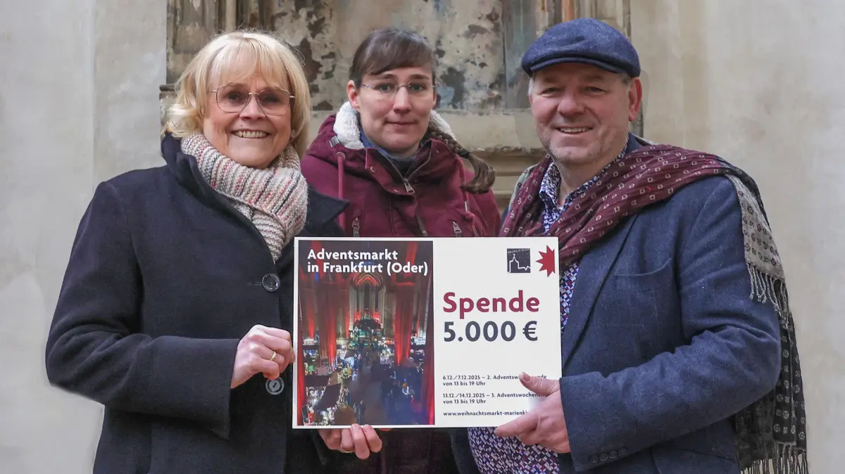 Sabine Wenzke und Henriette Brendler vom städtischen Kultureigenbetrieb nehmen den Spendenscheck von Marktorganisator Michael Thieme entgegen. Bereits seit 1999 fließen Erlöse aus dem Weihnachtsmarkt in der Kirche in die Kirche.
