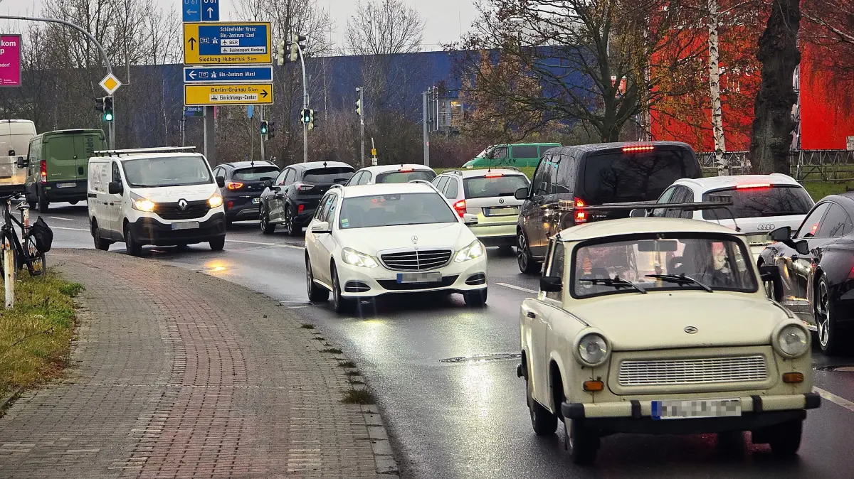 Auf der Berliner Straße am Waltersdorfer Kreuz ist immer viel Verkehr. Besonders morgens staut es sich hier.
