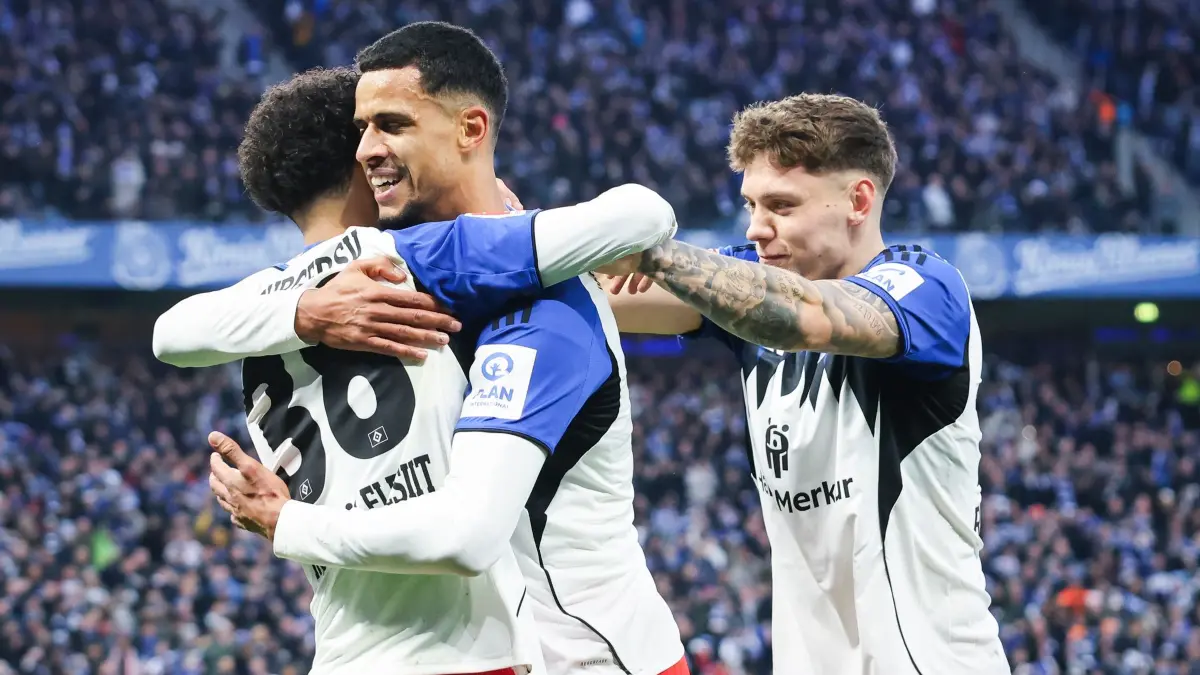 Hamburger SV - VfB Stuttgart: 30.11.2025, Hamburg: Fußball: Bundesliga, Hamburger SV - VfB Stuttgart, 12. Spieltag, Volksparkstadion, Robert Glatzel (Hamburger SV, M) jubelt nach seinem Treffer zum 1:0 mit Alexander Rossing-Lelesiit (Hamburger SV, l) und Nicolai Remberg (Hamburger SV). Foto: Christian Charisius/dpa - WICHTIGER HINWEIS: Gemäß den Vorgaben der DFL Deutsche Fußball Liga bzw. des DFB Deutscher Fußball-Bund ist es untersagt, in dem Stadion und/oder vom Spiel angefertigte Fotoaufnahmen in Form von Sequenzbildern und/oder videoähnlichen Fotostrecken zu verwerten bzw. verwerten zu lassen. +++ dpa-Bildfunk +++