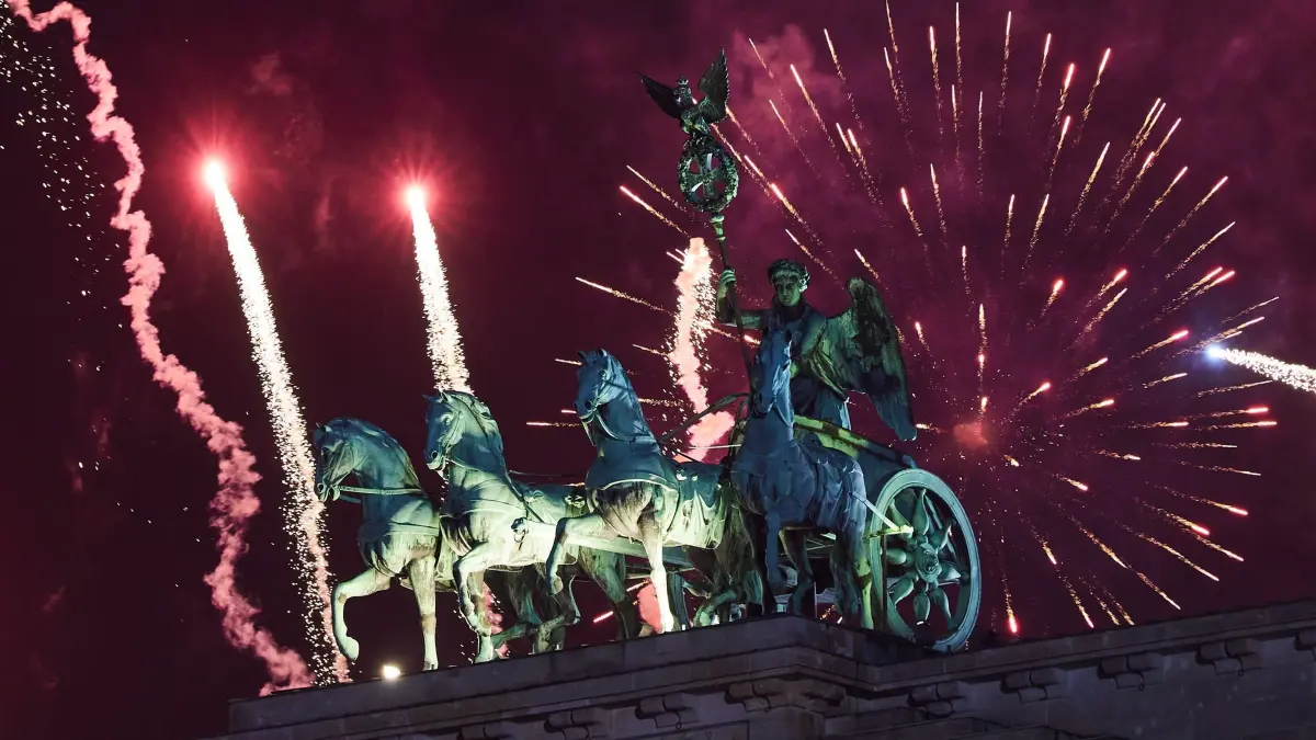Jahreswechsel 2025: 01.01.2025, Berlin: Zum Jahreswechsel wird vor dem Brandenburger Tor ein riesiges Feuerwerk abgefeuert. Foto: Joerg Carstensen/dpa +++ dpa-Bildfunk +++