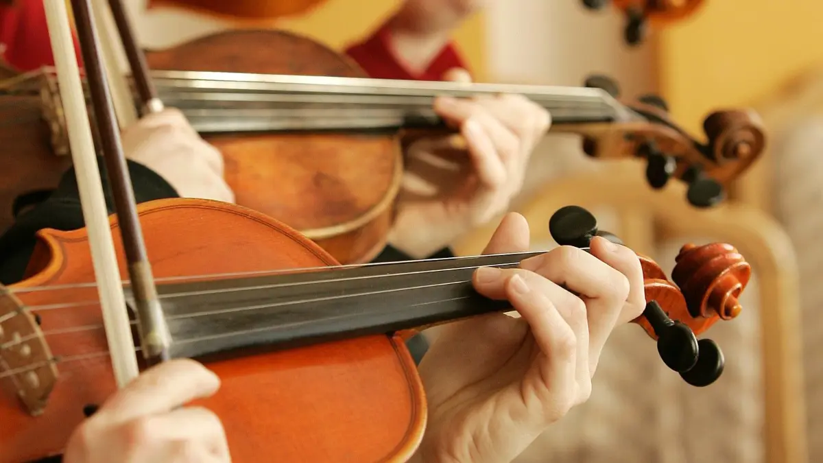 (ohne Überschrift): 23. März 2006, Foto: Geige, Bratsche, Musikschule Eisenhüttenstadt.