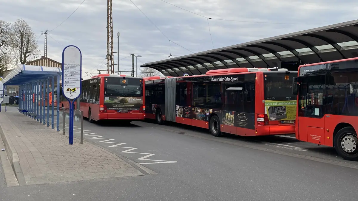 Kein Platz am Bussteig: Solche Überfüllungs-Situationen treten am Bahnhof Fürstenwalde regelmäßig auf.