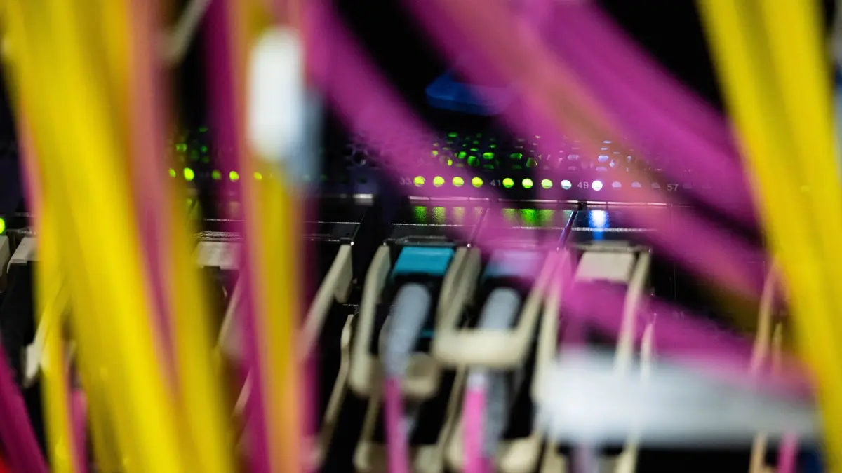 Rechenzentrum: ARCHIV - 16.01.2025, Baden-Württemberg, NA: Netzwerkkabel sind in einem Rechenzentrum zu sehen. Die Deutsche Telekom und der Lidl-Mutterkonzern Schwarz wollen gemeinsam ein KI-Großrechenzentrum bauen. (zu dpa: «Telekom und Lidl-Mutter Schwarz möchten KI-Datenfabrik bauen») Foto: Marijan Murat/dpa +++ dpa-Bildfunk +++