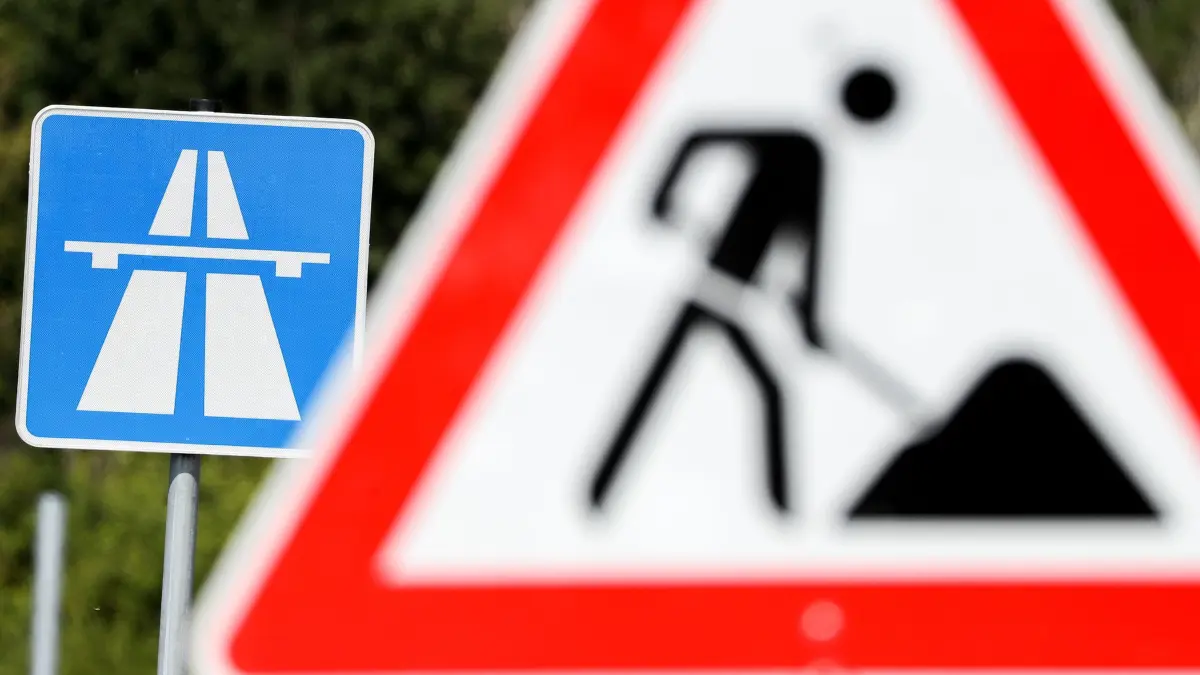 Bauarbeiten Autobahn: ARCHIV - 18.07.2019, Sachsen, Borna: Ein Schild weist auf eine Baustelle auf einer Autobahn hin. (zu dpa: «Schnieder erteilt Baufreigaben für baureife Straßenprojekte») Foto: Jan Woitas/dpa-Zentralbild/dpa +++ dpa-Bildfunk +++