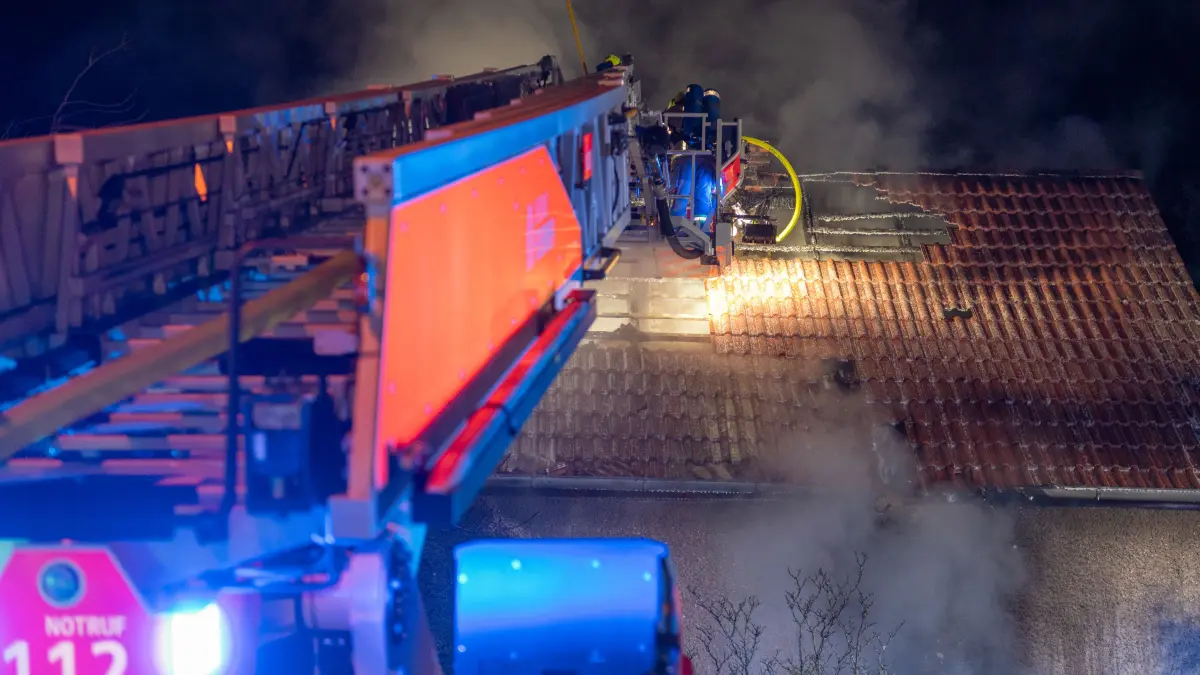Dachziegel mussten mit einem Einreißhaken entfernt werden, damit alle Glutnester gelöscht werden konnten.