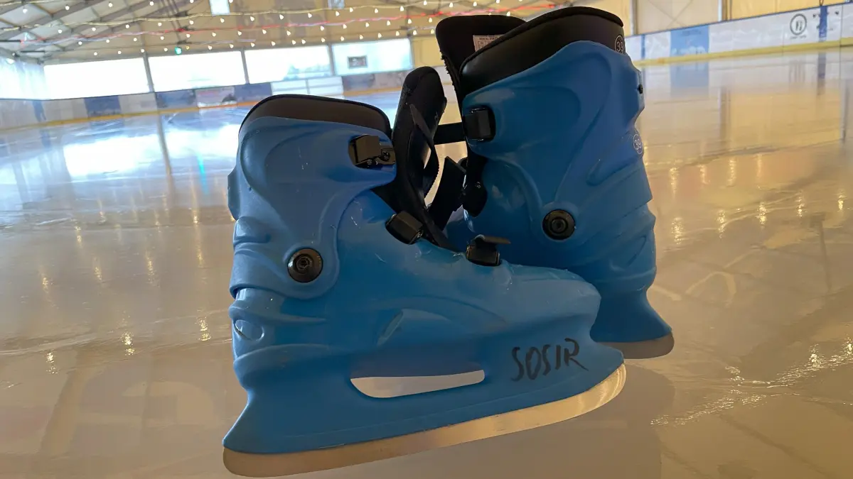 Frisch geschliffene Schlittschuhe warten auf der Eisbahn in Słubice bei Frankfurt (Oder) auf die ersten Runden. So viel kosten 90 Minuten und das Ausleihen von Schlittschuhen.