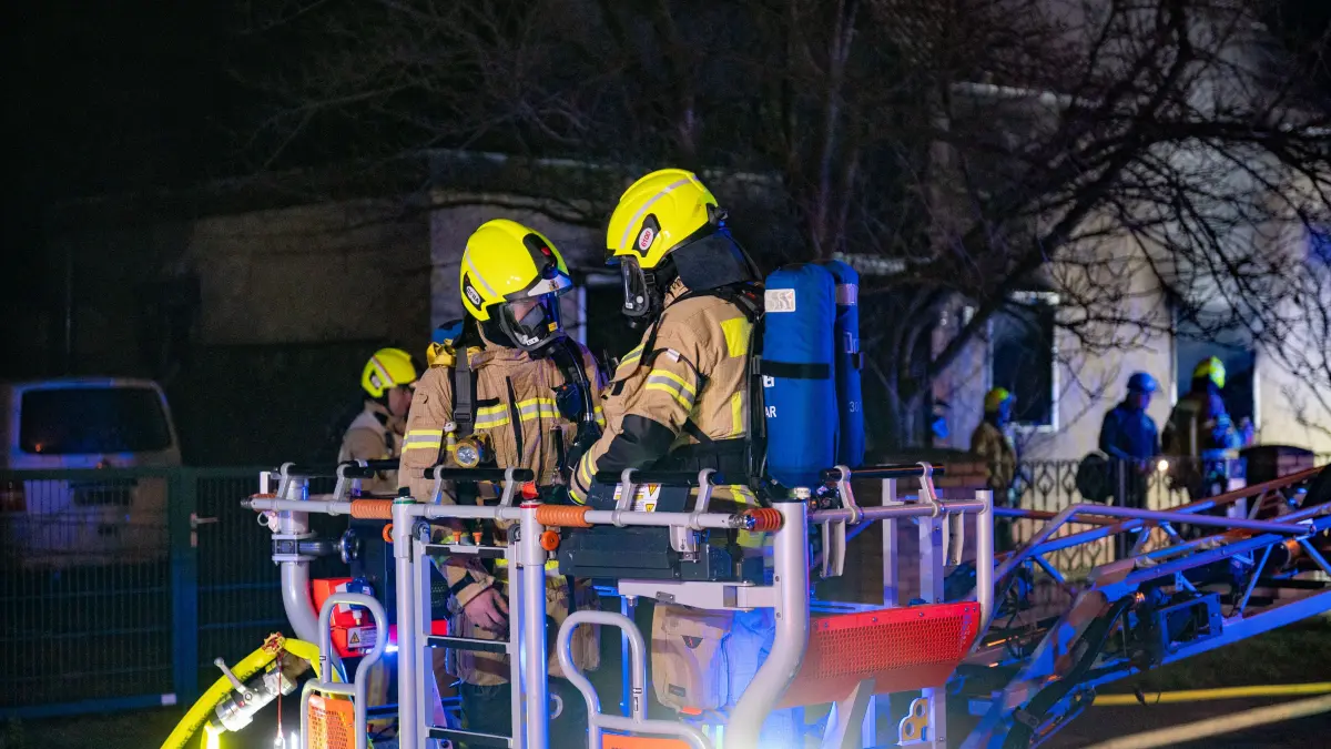 Über eine Drehleiter wurden Flammen im Dachstuhl des Hauses gelöscht.