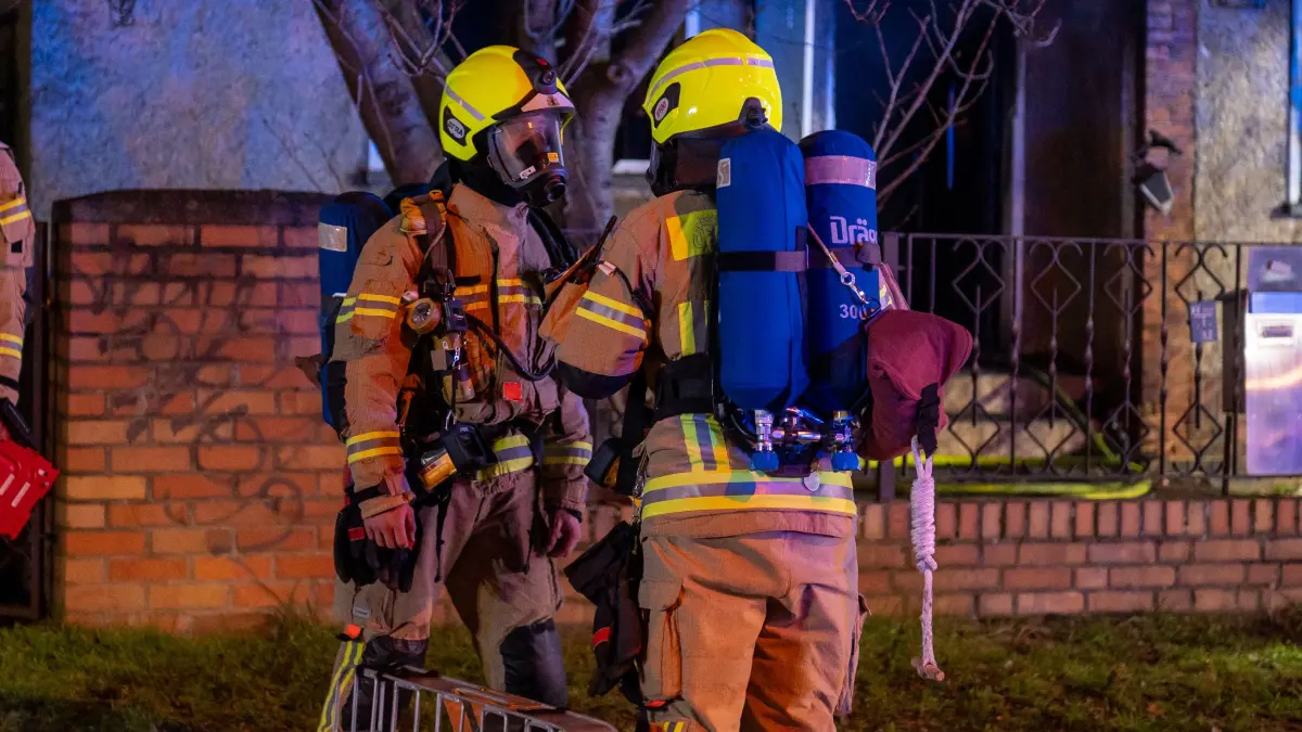 Einsatzkräfte der Berliner Feuerwehr suchten in dem Gebäude nach dem vermissten Kind.