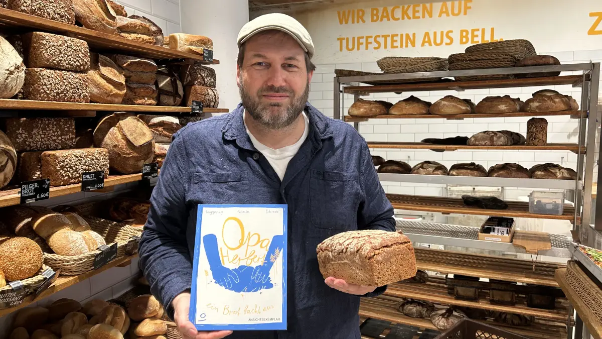 Bäcker Björn Wiese hat ein Buch über sein Handwerk geschrieben. Es heißt wie ein Brot der Bäckerei.