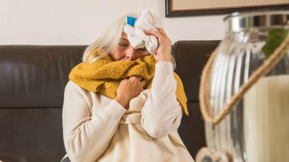 Gegen einen dicken Schädel bei einem Infekt hilft Kälte auf der Stirn - oder man nimmt eine Schmerztablette. Wer aber auch Magenbeschwerden hat, sollte genau auf den Wirkstoff schauen.