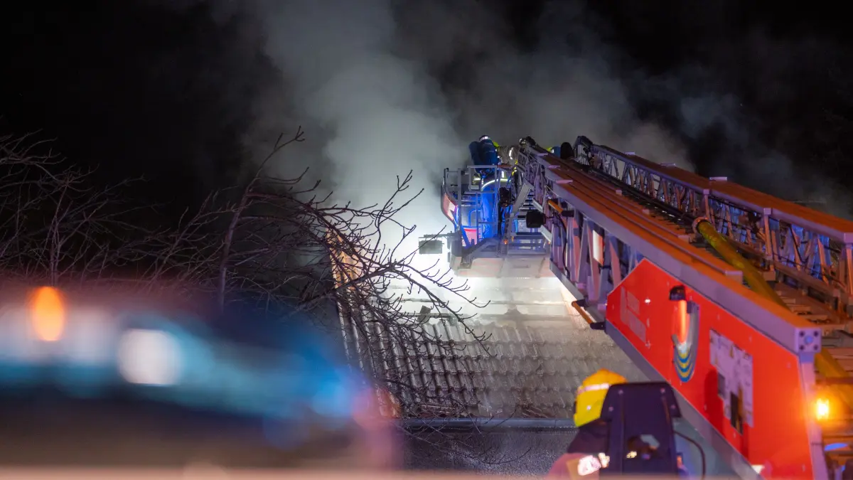 Die Brandbekämpfung dauerte bis in die späten Abendstunden an.