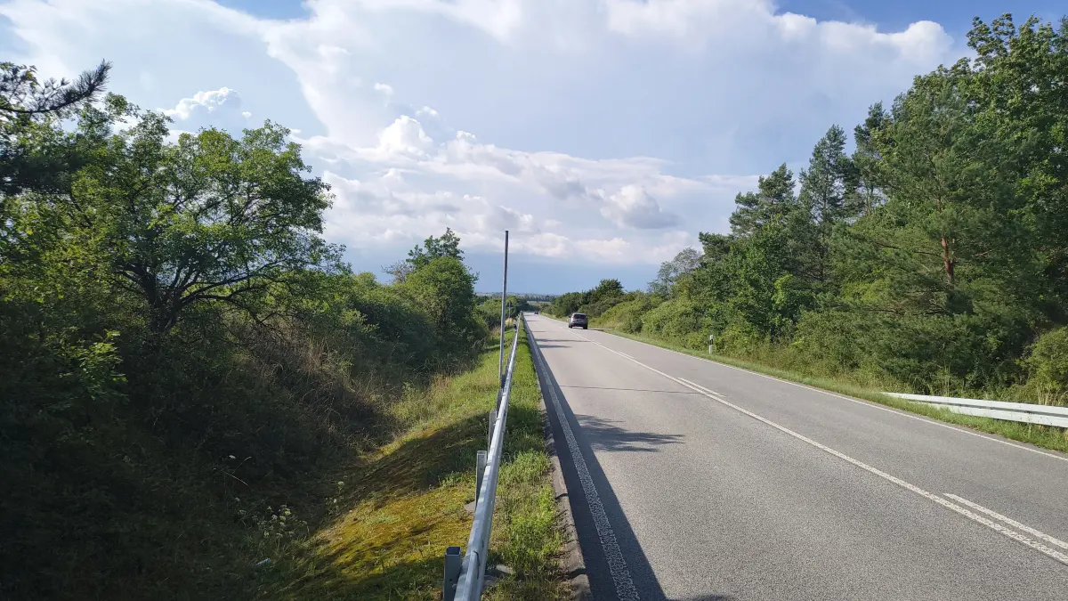 B158 zwischen Parstein und Neuendorf: Die Straße verbindet Oderberg und Angermünde. Im Sommer gibt es hier viel Verkehr - und viele Raser.