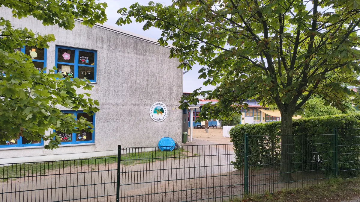 Die Fassade der Kita Kinderglück am Heidereiter in Joachimsthal im Juli 2026. Im kommenden Jahr stehen hier umfangreiche Sanierungen an.