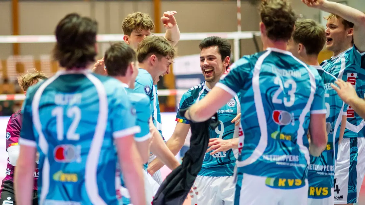 Netzhoppers KW - VC Bitterfeld-Wolfen: 02.12.2025, Brandenburg, Königs Wusterhausen: Volleyball, Männer: Bundesliga, Netzhoppers KW - VC Bitterfeld-Wolfen, Hauptrunde, 11. Spieltag, Paul-Dinter-Halle Netzhoppers KW feiern Heimsieg Foto: Julius Frick/dpa +++ dpa-Bildfunk +++