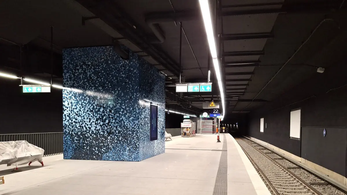 Blick auf den neuen unterirdischen Bahnsteig am Hauptbahnhof in Berlin, an dem künftig die S15 halten soll.