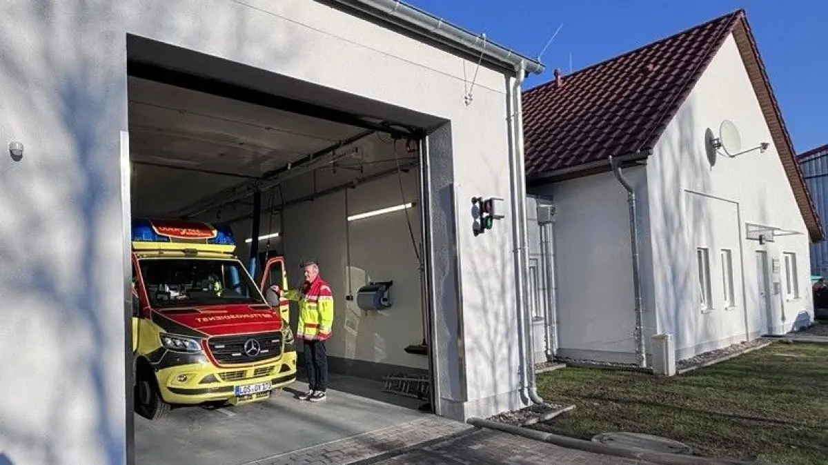 Neue Rettungswache in Woltersdorf: Am Montag wurde das neue Gebäude am Vogelsdorfer Platz eingeweiht. Das verändert sich in der Rettungsarchitektur.