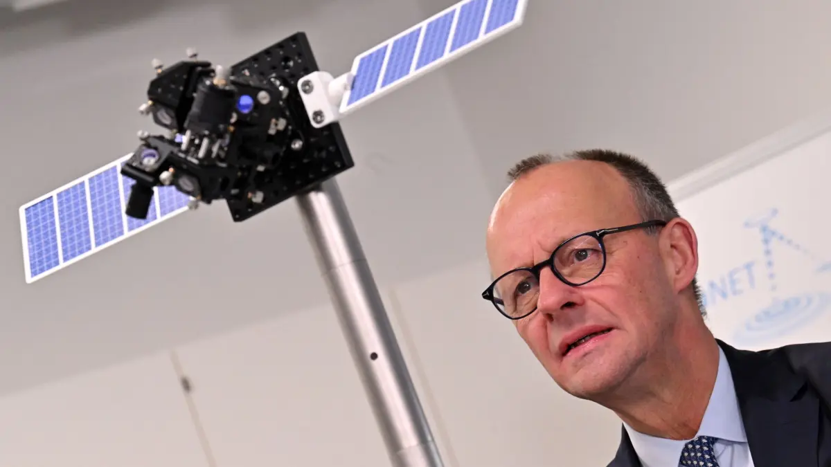 Bundeskanzler besucht Thüringen: 02.12.2025, Thüringen, Jena: Bundeskanzler Friedrich Merz (CDU) steht beim Antrittsbesuch in Thüringen in einem Labor im Fraunhofer-Institut für Angewandte Optik und Feinmechanik. Foto: Martin Schutt/dpa +++ dpa-Bildfunk +++