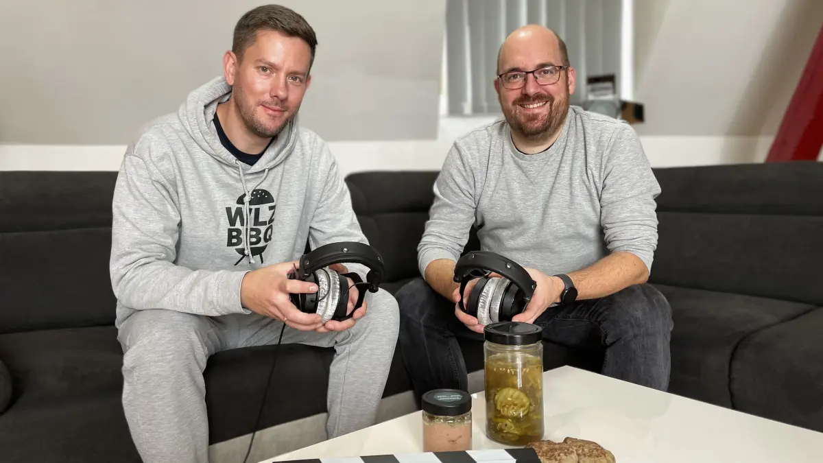 Tobias Francz, Chef des Jagdhotels am Strehlesee, (rechts) und Philipp Jaeckel, Betreiber des Instagram-Kanals "Wandlitz BBQ" am 17.11.2025 im Podcaststudio der MOZ in Frankfurt/Oder.