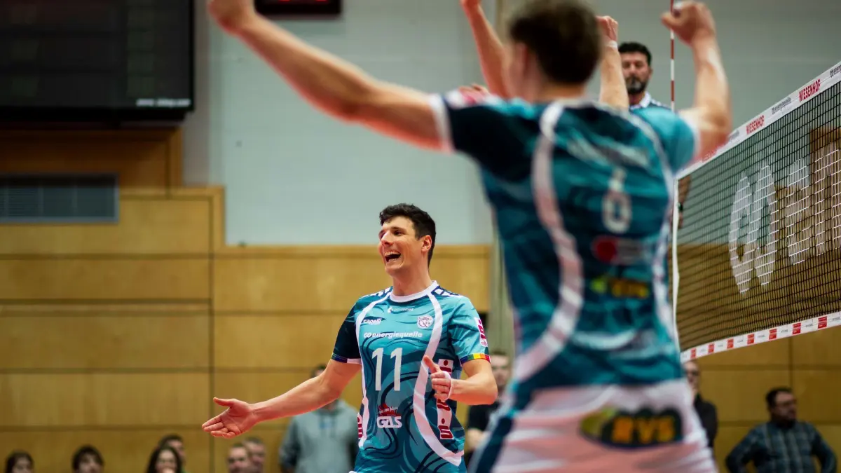 Netzhoppers KW - VC Bitterfeld-Wolfen: 02.12.2025, Brandenburg, Königs Wusterhausen: Volleyball, Männer: Bundesliga, Netzhoppers KW - VC Bitterfeld-Wolfen, Hauptrunde, 11. Spieltag, Paul-Dinter-Halle. Königs Wusterhauseners Theo Timmermann jubelt über Punktgewinn. Foto: Julius Frick/dpa +++ dpa-Bildfunk +++