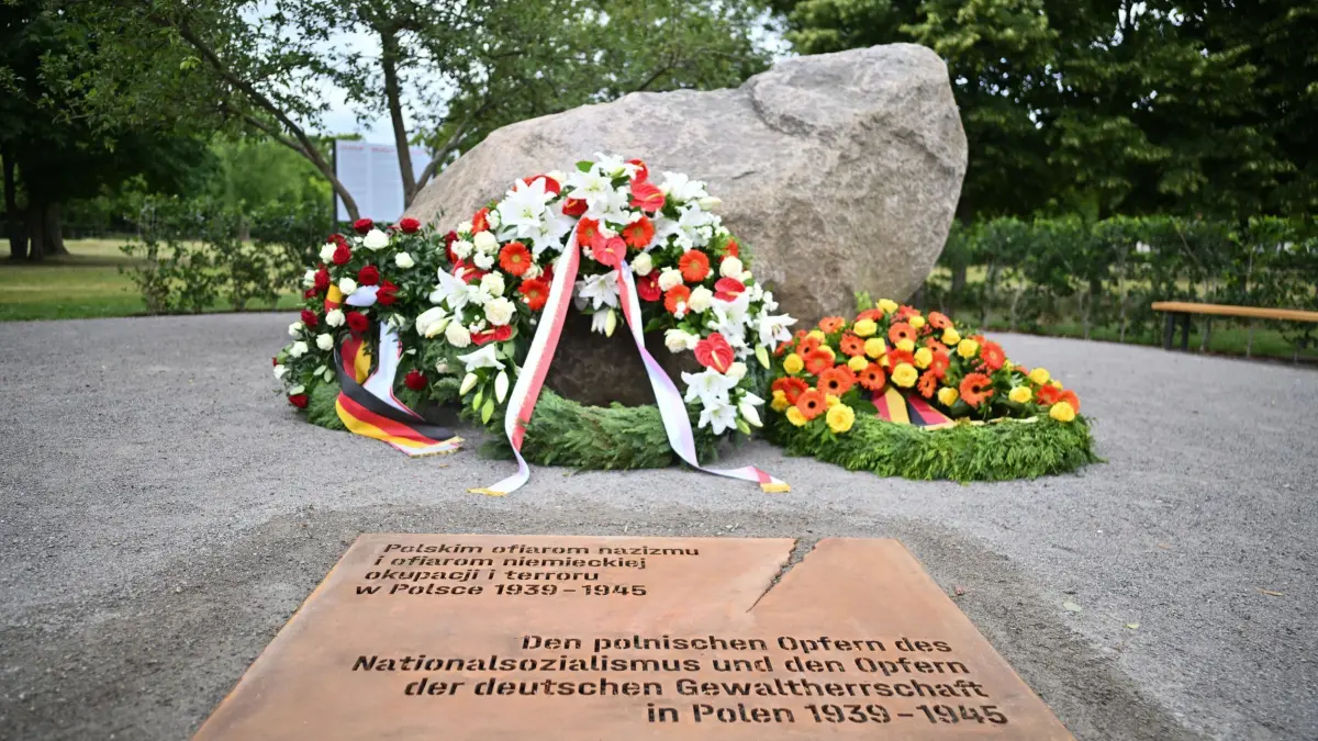 Provisorischer Gedenkstein für polnische Kriegsoper in Berlin: ARCHIV - 16.06.2025, Berlin: Kränze liegen während der Übergabe eines temporären Denkmals zur Erinnerung an die polnischen Opfer des Zweiten Weltkriegs und der deutschen Gewaltherrschaft am Denkmal in Berlin-Tiergarten. (zu dpa: «Abstimmung im Bundestag über Denkmal für polnische Kriegsopfer») Foto: Sebastian Christoph Gollnow/dpa +++ dpa-Bildfunk +++