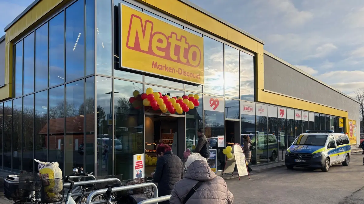 Großer Andrang herrschte am Eröffnungstag, Dienstag, 2. Dezember, bei Netto in Fehrbellin. Sogar die Polizei war da. War sie auch scharf auf den Eröffnungsrabatt von zehn Prozent?